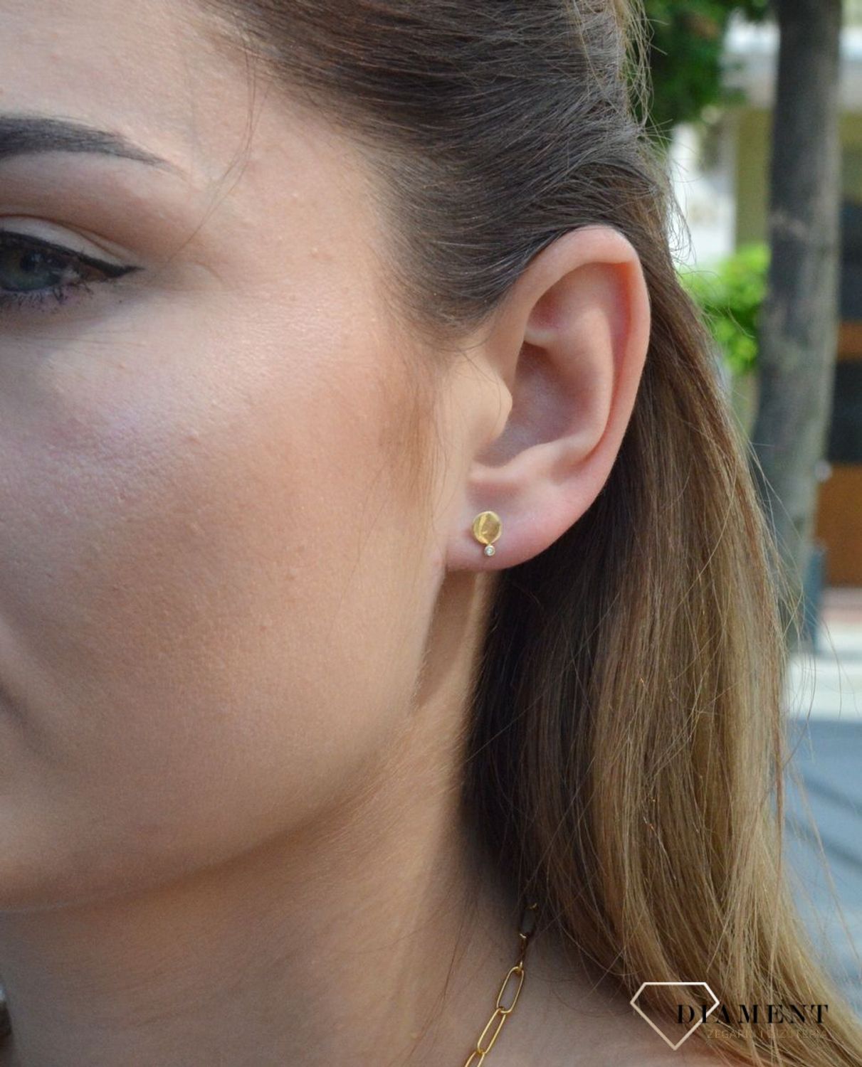 Złote kolczyki okrągłe sztyfty próby 333 KL 9606 333. Złote kolczyki kółeczka z wiszącą cyrkonią. Cudowne, błyszczące idealnie wykończone złote kolczyki. Na prezent..jpg